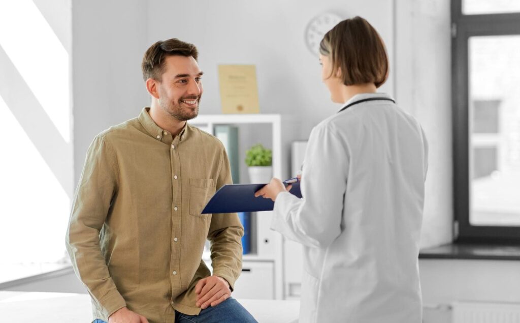 Clinician working one-on-one with client at PHP in Nashville.