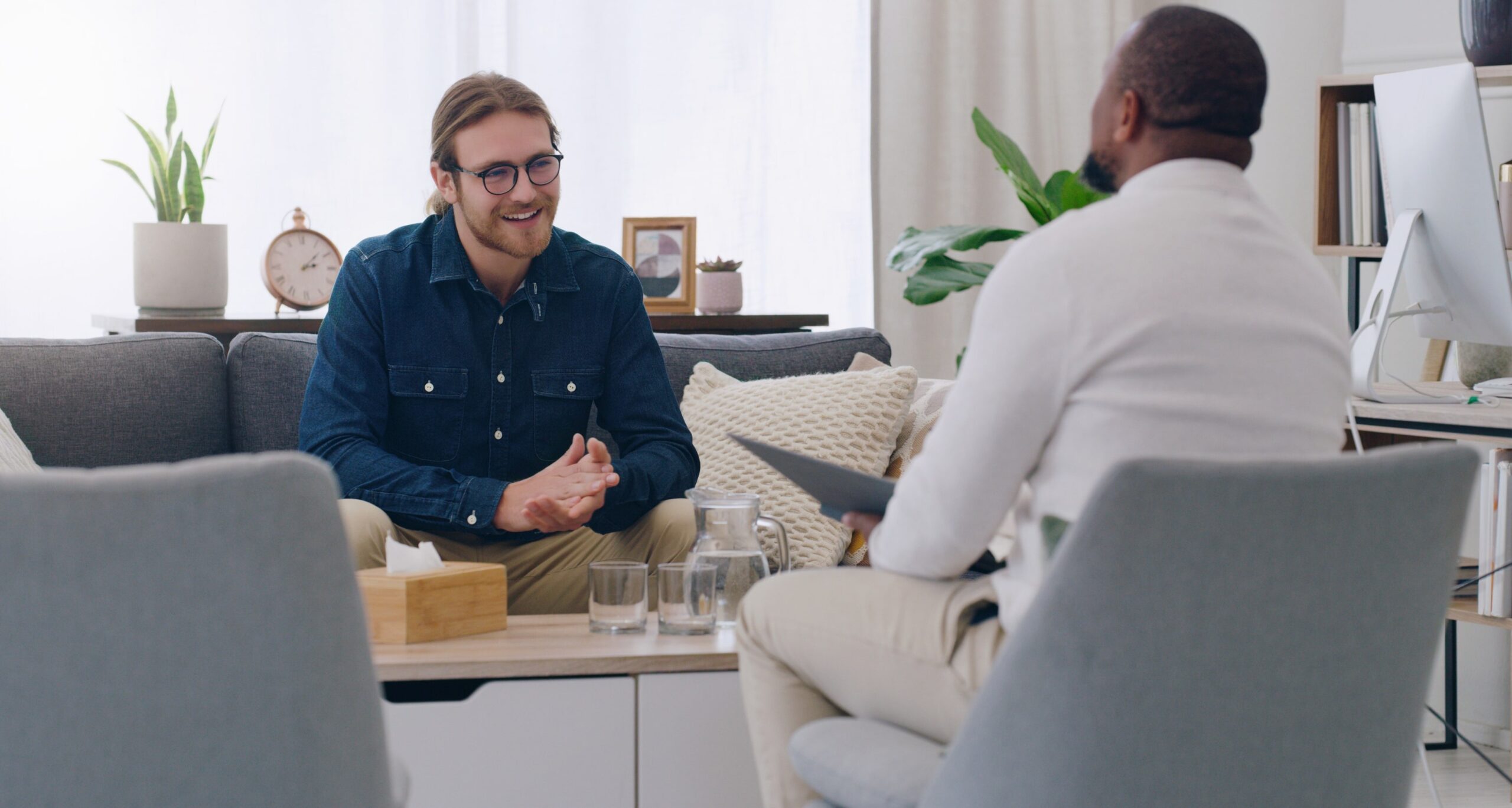 A man enjoys personalized therapy during alcohol treatment in Nashville.