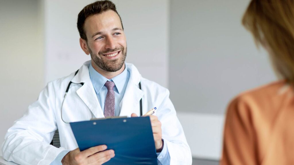 Clinician helping a client navigate medication assisted treatment in Nashville.