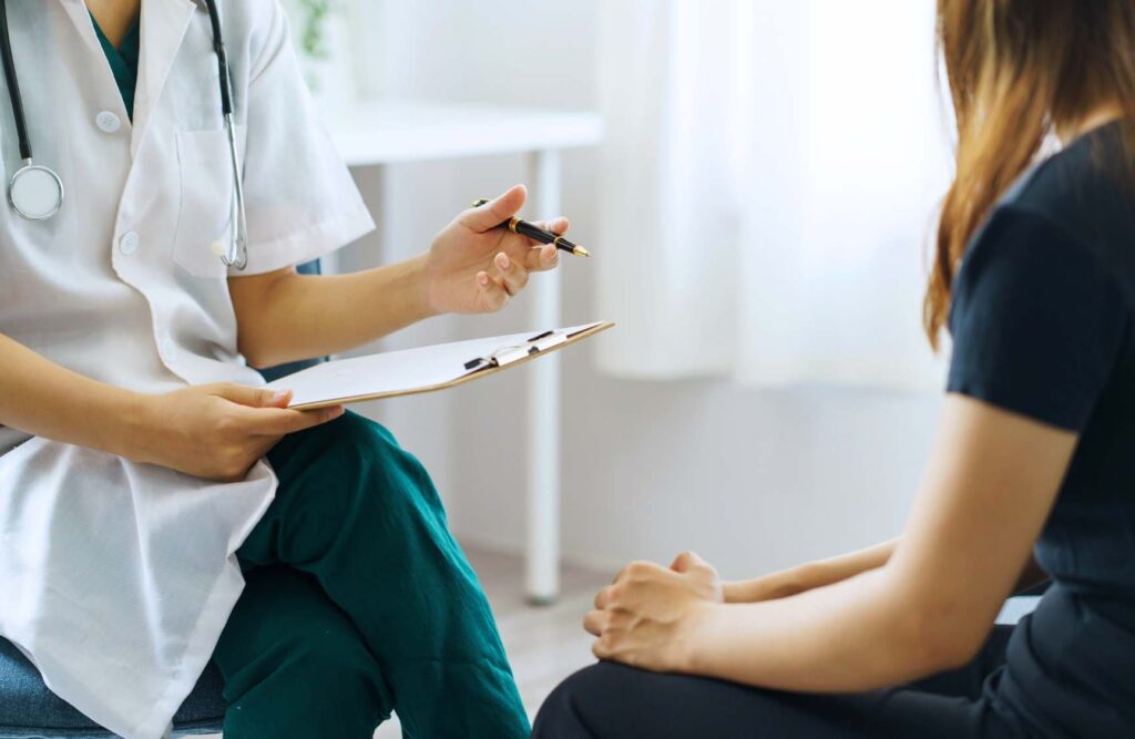 Clinician working with client in meth addiction treatment in Nashville.