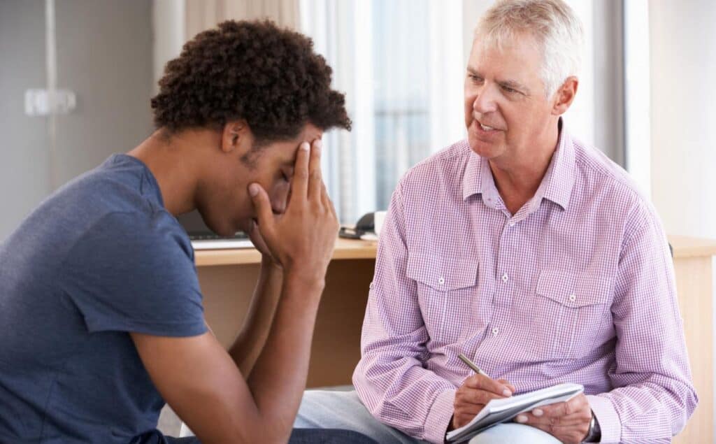 Therapist working with a client during hydrocodone addiction treatment in Nashville.