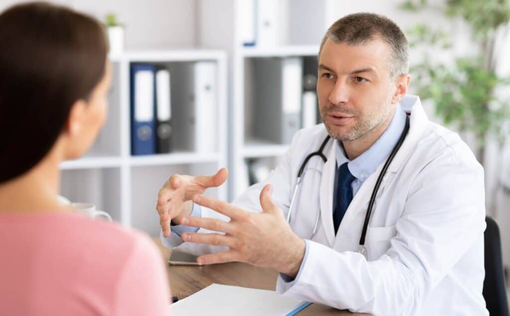 Doctor discussing what to do after the Tennessee kratom ban with a patient.